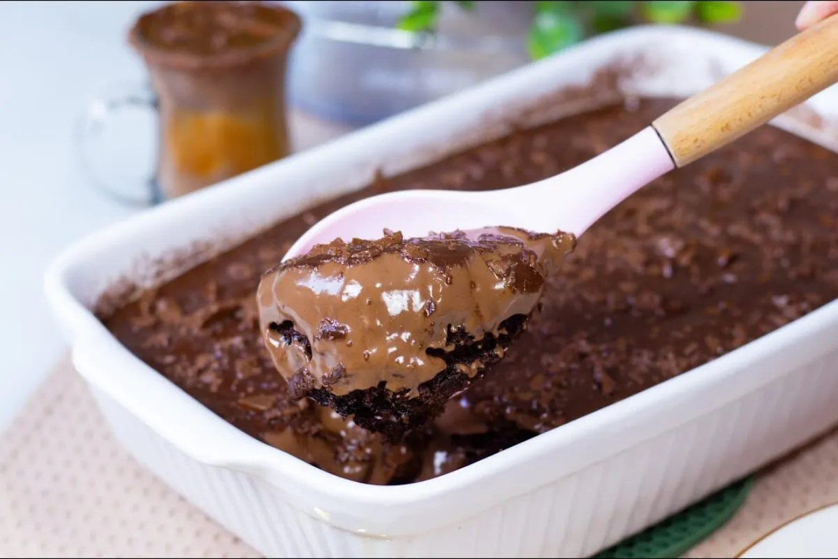 Bolo de chocolate de colher: tão cremoso que não dá para sab