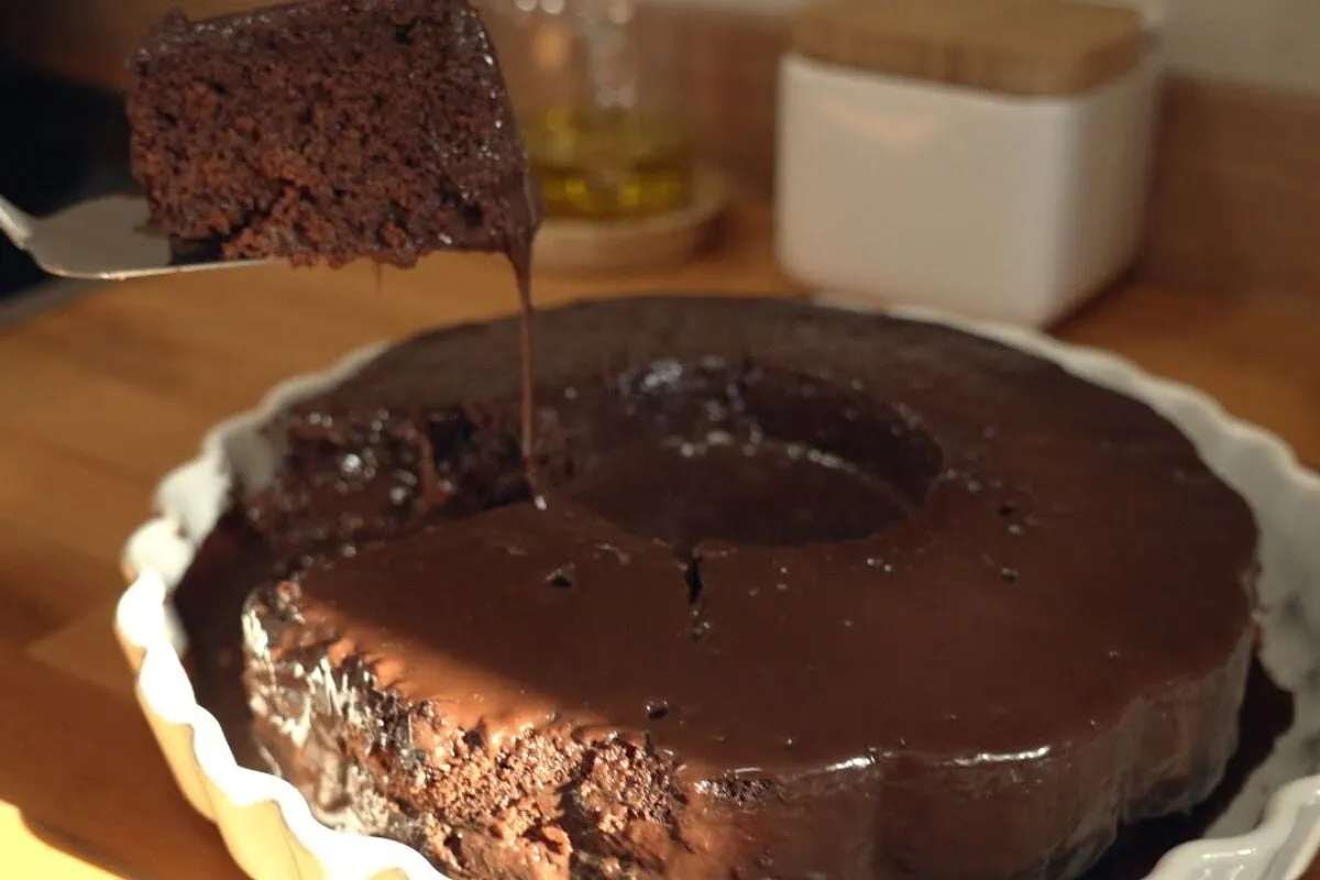 Bolo de chocolate fácil e rápido, que fica extremamente fofi