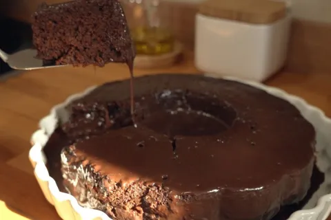 Bolo de chocolate fácil e rápido, que fica extremamente fofi