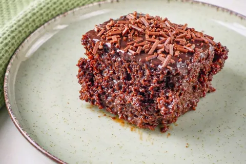 Bolo de chocolate fácil que é só misturar, assar e molhar co