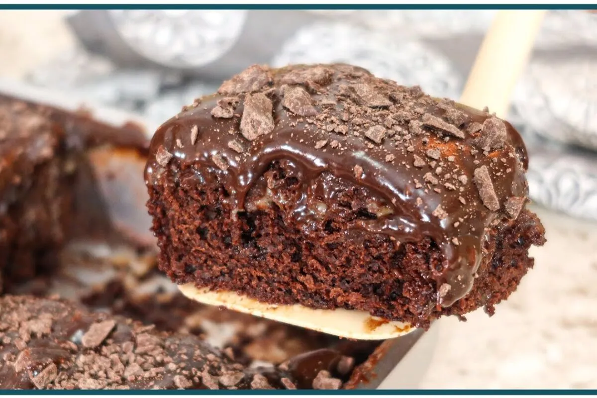 Bolo de chocolate fofinho e molhadão: a receita que não tem