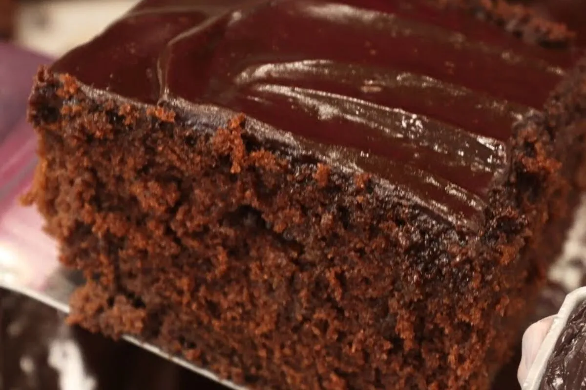 Bolo de chocolate fofinho fácil de preparar para o lanche ou