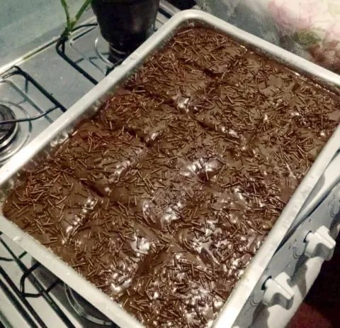 Bolo de chocolate mais fácil do mundo basta bater tudo no li