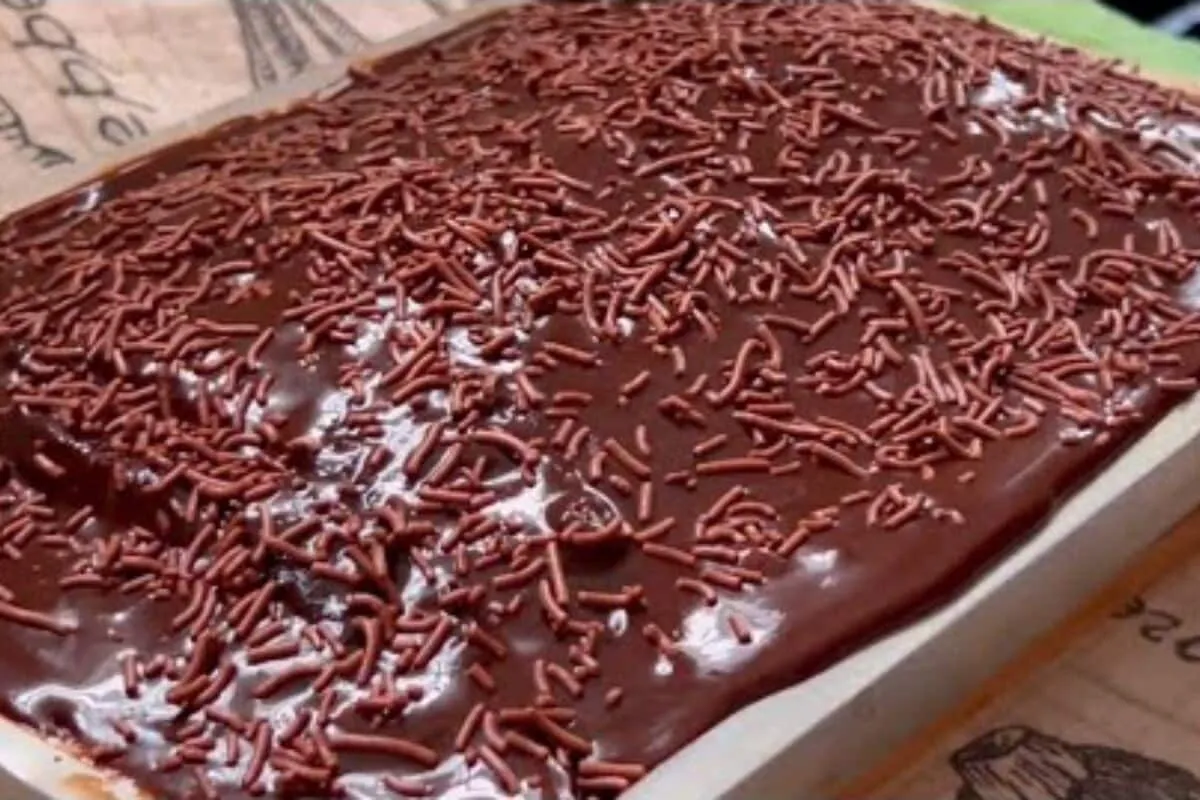 Bolo de chocolate molhadinho com gosto de infância feito igu
