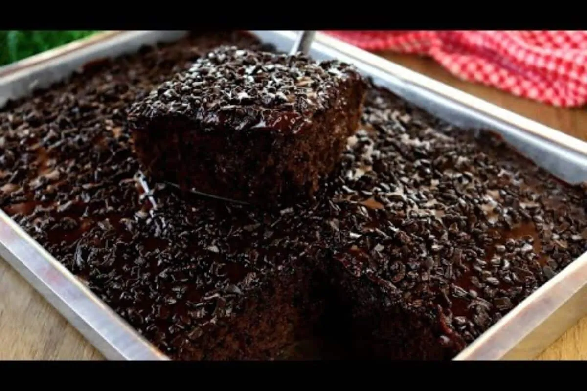 Bolo de chocolate molhadinho, delicioso e muito fofinho, com