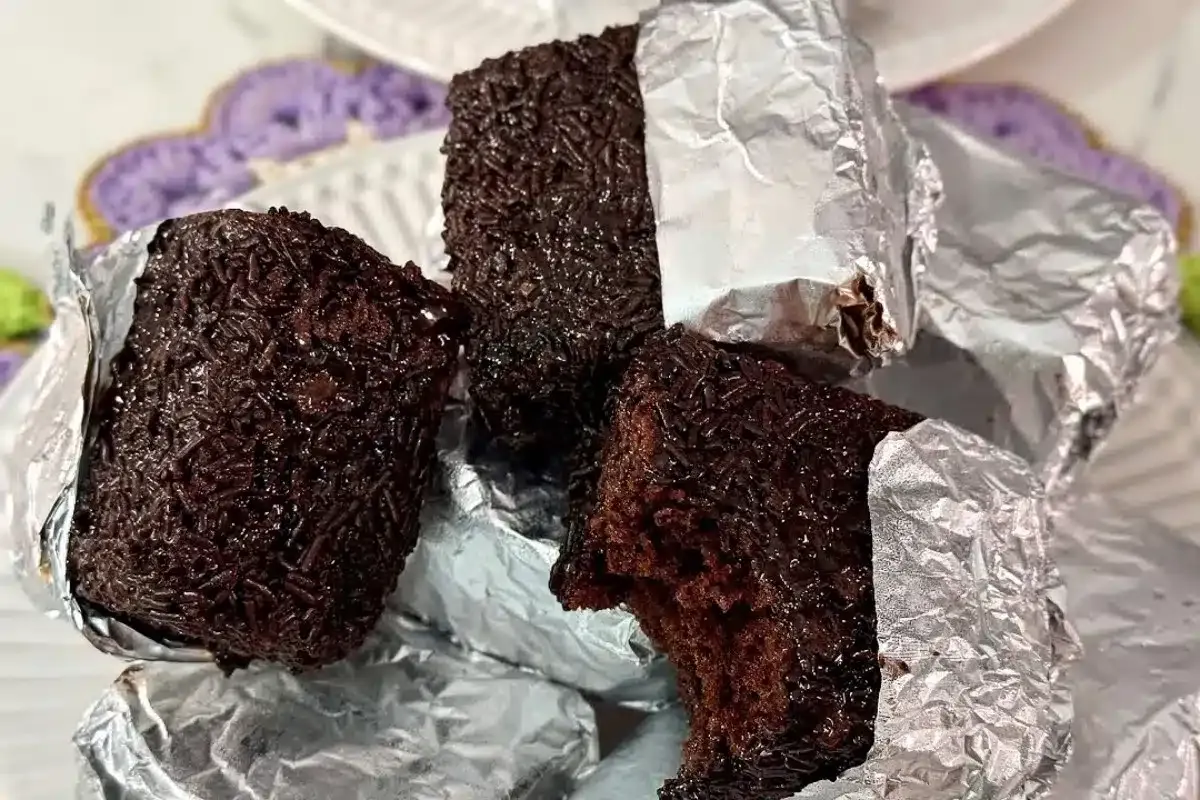 Bolo de chocolate molhadinho enrolado no papel alumínio: des