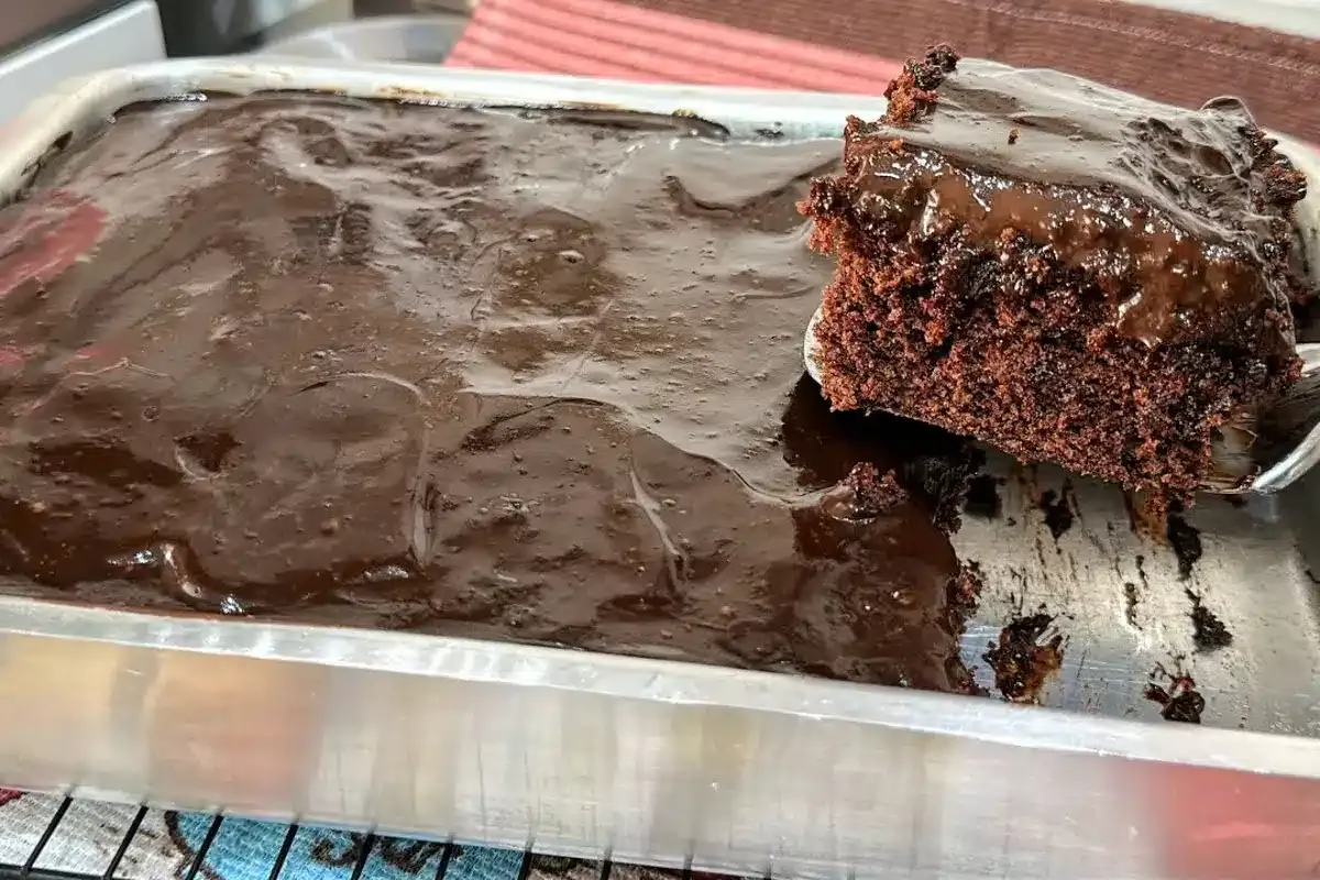 Bolo de chocolate quente com uma massa super fofinha e uma c