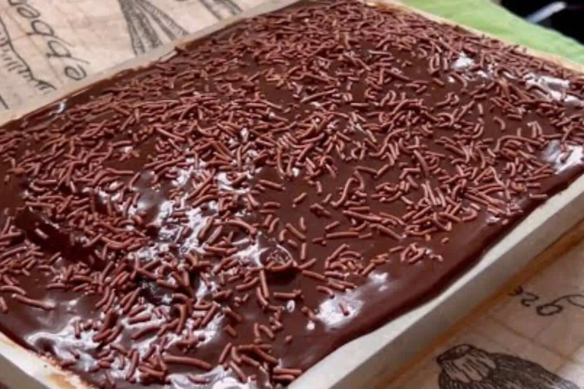Bolo de chocolate rápido e fácil com cobertura de dar água n