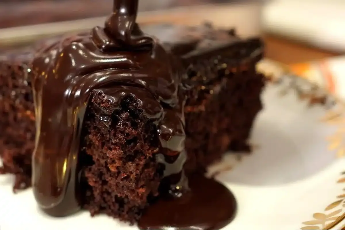 Bolo de chocolate rápido: muito molhadinho e uma cobertura m