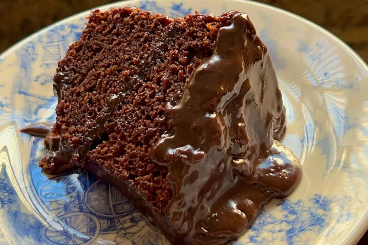 Bolo de chocolate recheado e com cobertura: aquele que acaba