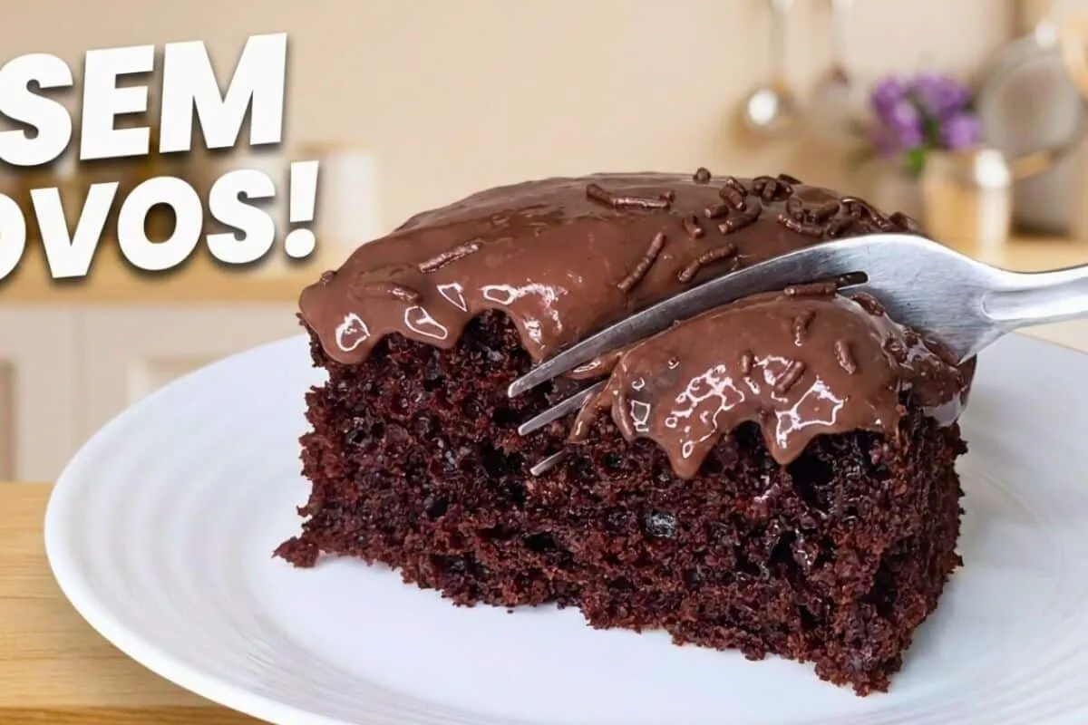 Bolo de chocolate sem ovo que fica fofo e úmido, feito à mão