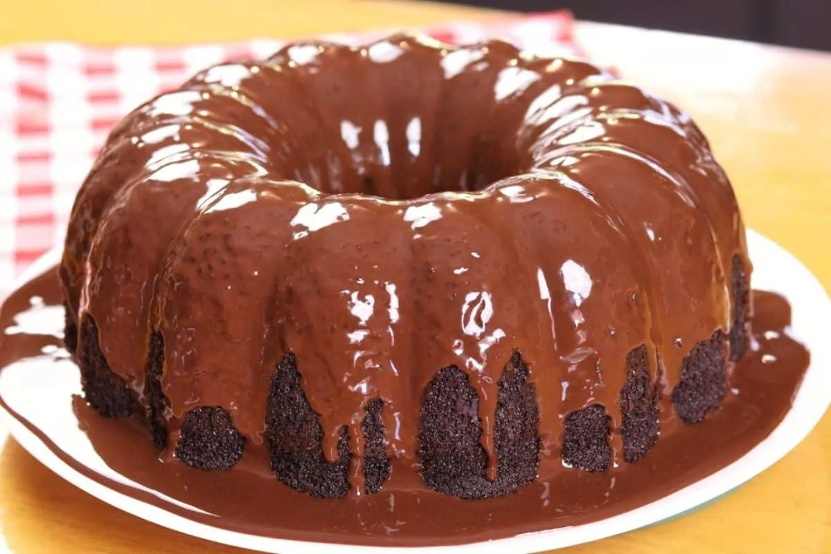 Bolo de chocolate sem trigo e sem lactose que fica incrivelm