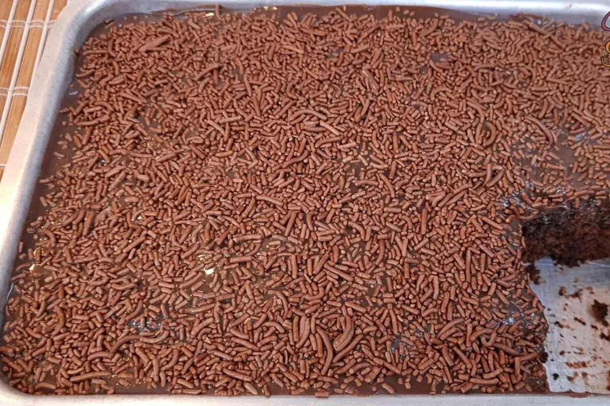 Bolo de chocolate simples muito fofinho para o café da tarde