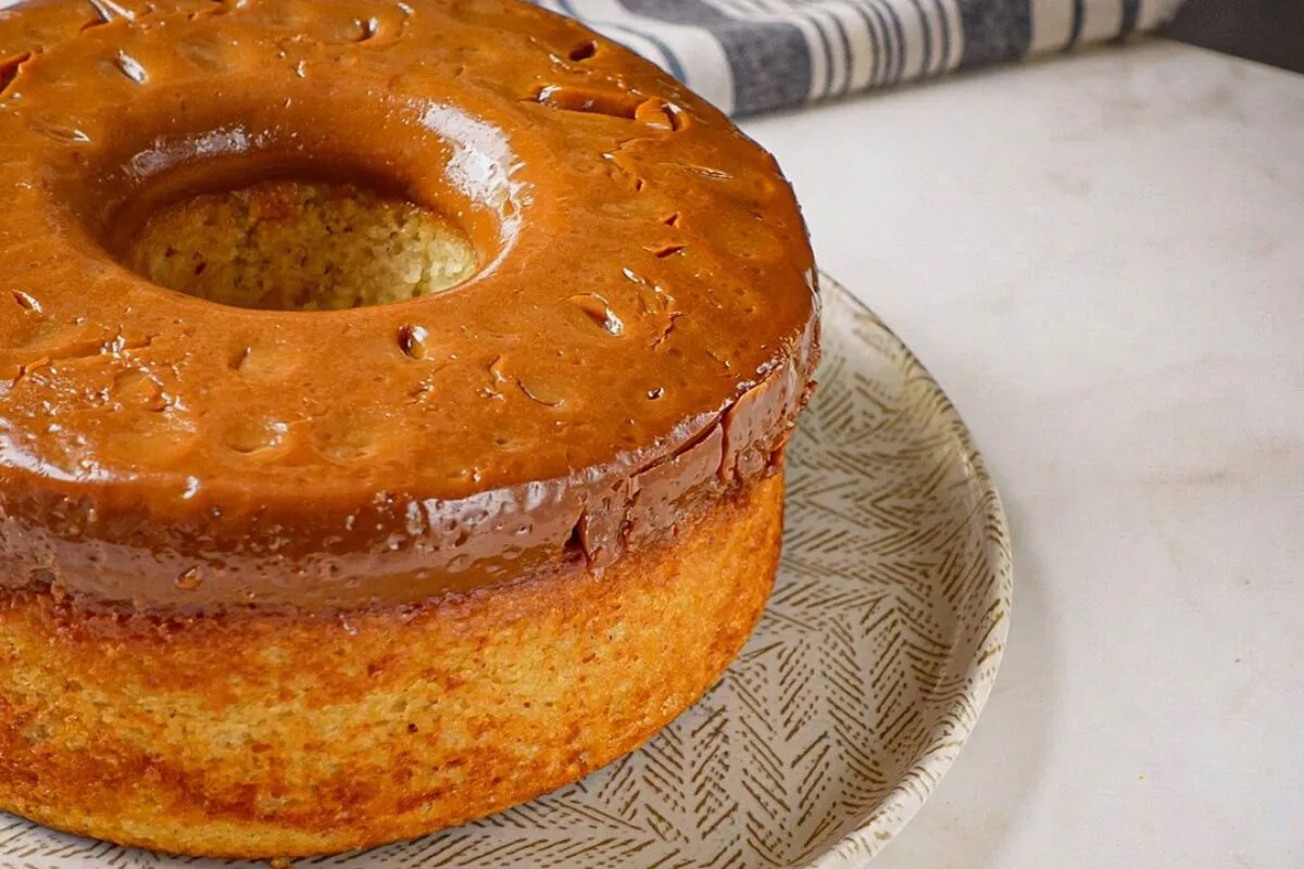 Bolo de churros com uma massa bem fofinha e muito doce de le