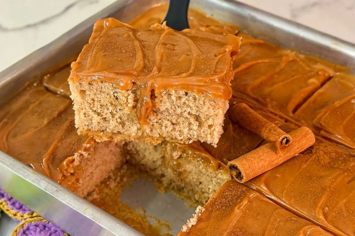 Bolo de churros simples e delicioso com massa fofinha para d