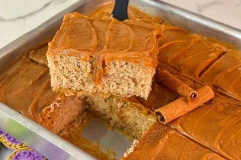 Bolo de churros simples e delicioso com massa fofinha para d