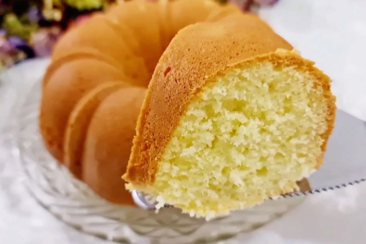 Bolo de coco com limão fofinho, molhadinho, delicioso e com