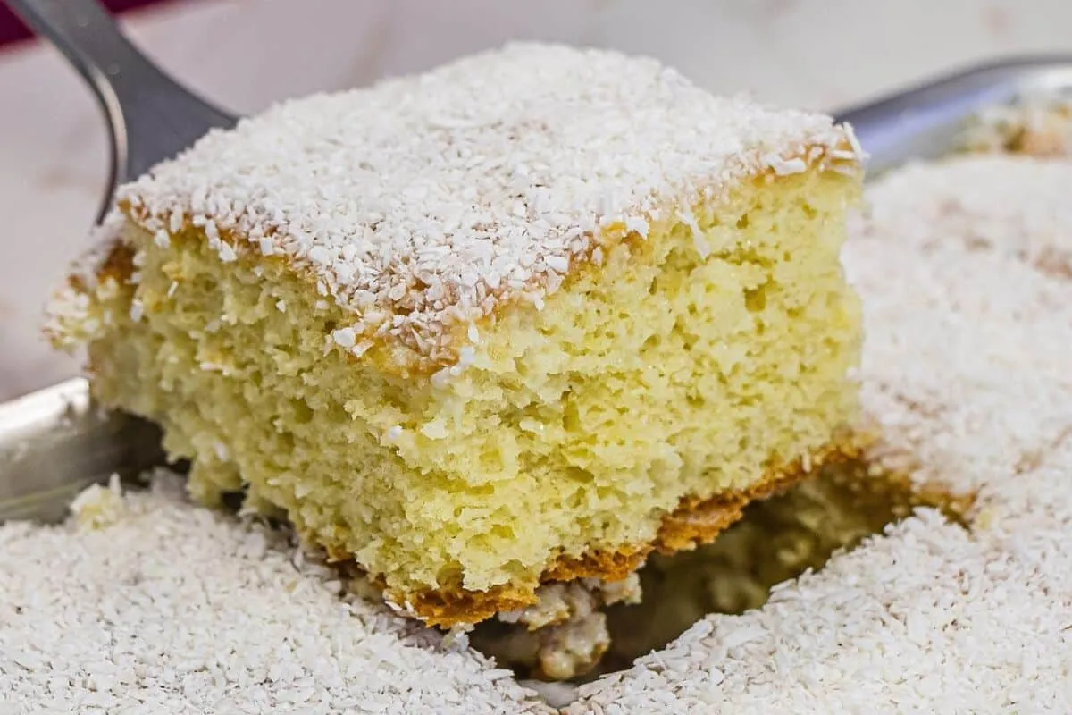 Bolo de coco cremoso com gostinho de casa de vó, úmido e per