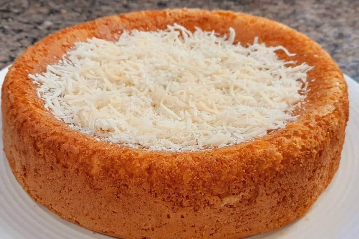 Bolo de coco cremoso sem trigo, fofinho, fácil e pronto rapi