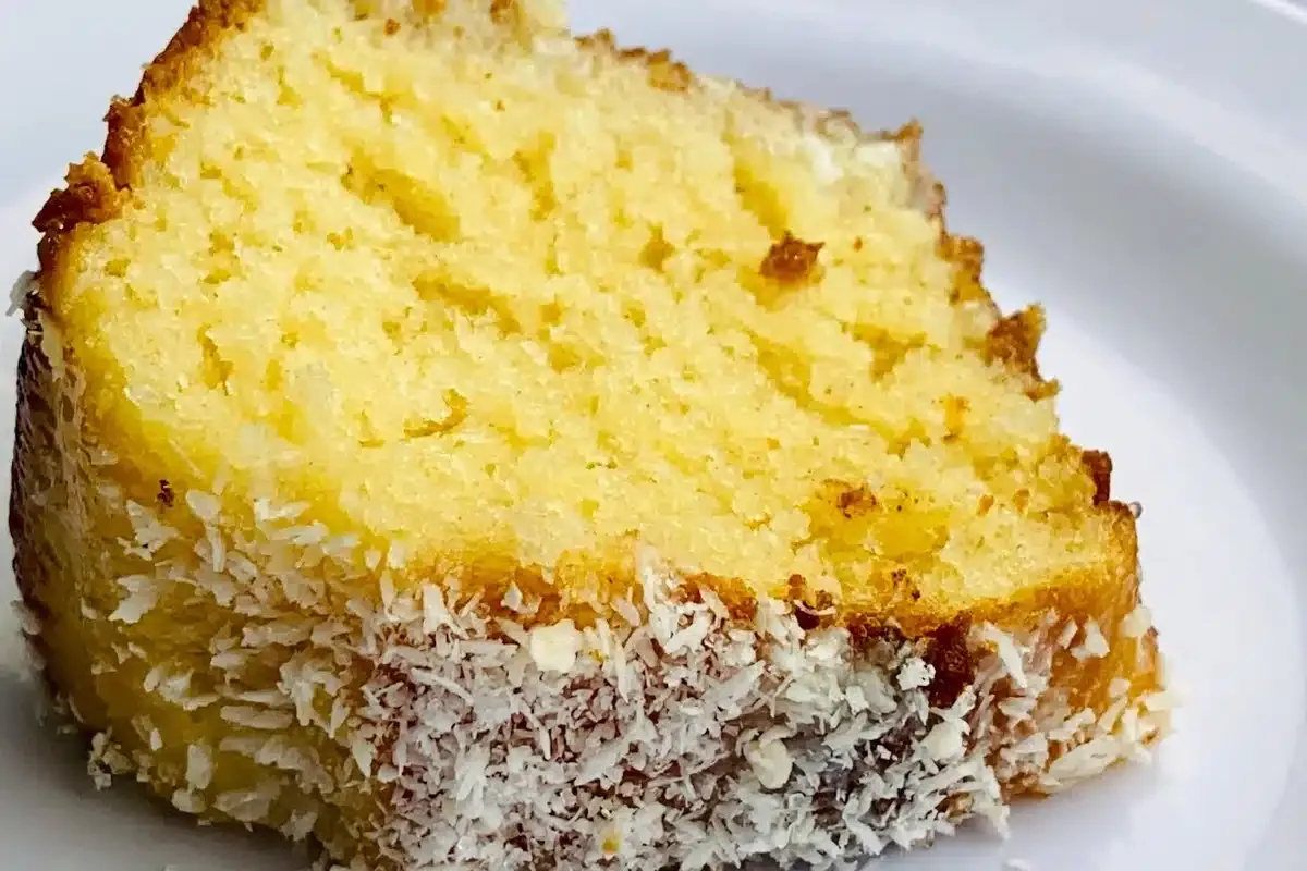 Bolo de coco da vovó úmido e fofinho feito bem rapidinho no