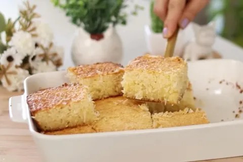 Bolo de coco fácil sem farinha e sem mistério, fofinho, molh