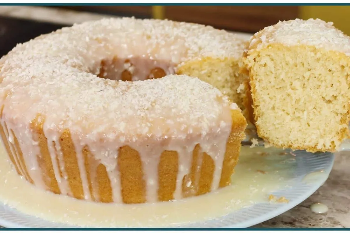 Bolo de coco fofinho e com uma cobertura que você vai achar