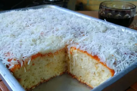 Bolo de coco fofinho e molhadinho feito no liquidificador de