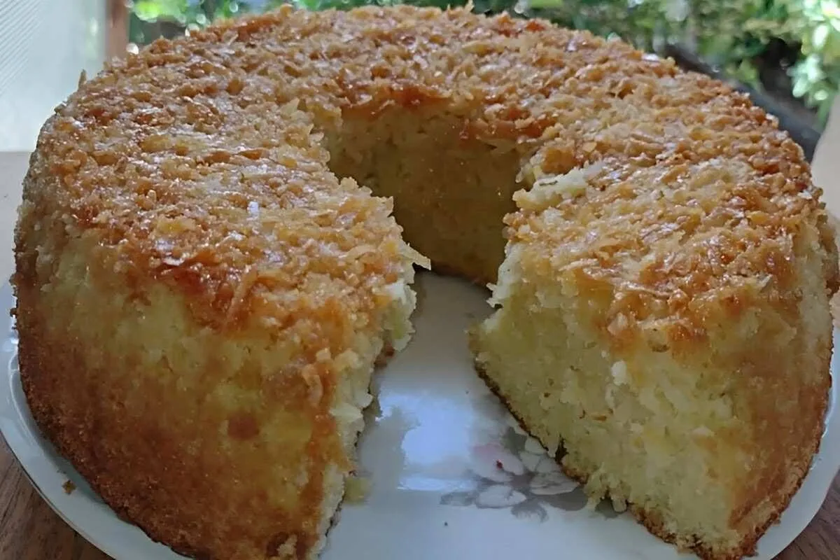 Bolo de coco fofinho e molhadinho todo que experimenta pede