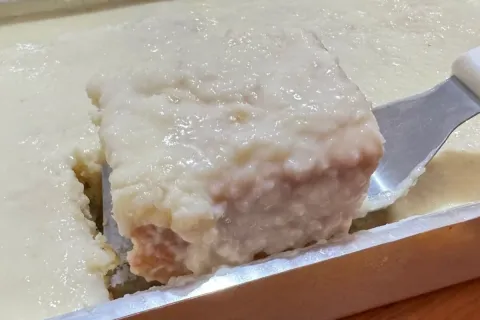 Bolo de coco gelado bem molhadinho com calda de leite de coc
