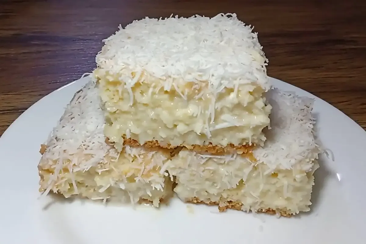 Bolo de coco gelado tão molhadinho e cremoso que desmancha n