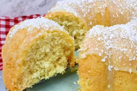 Bolo de coco macio com sabor caseiro que conquista todo mund