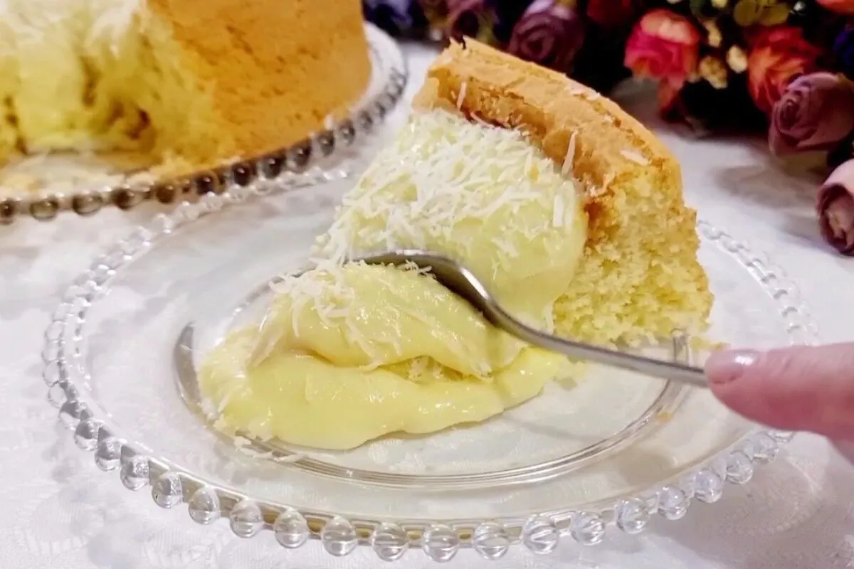 Bolo de coco sem glúten feito com um creme aveludado e massa