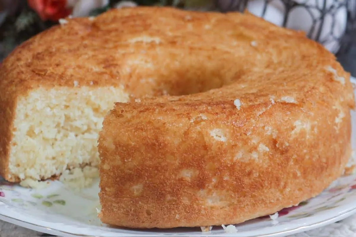 Bolo de coco sem trigo e sem óleo, que fica extremamente mol