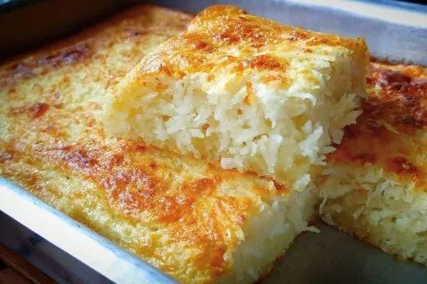 Bolo de coco sem trigo fofinho e molhadinho, para você servi