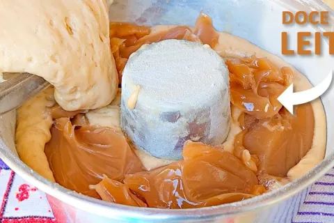 Bolo de doce de leite com massa fofinha e recheio cremoso, q