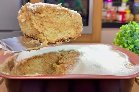 Bolo de doce de leite quente: tão molhadinho e cremoso que s