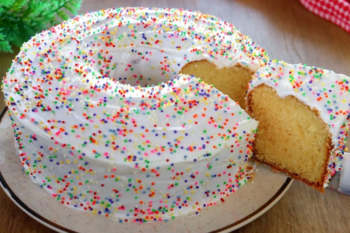 Bolo de festa simples muito fofinho e molhadinho, com aquele