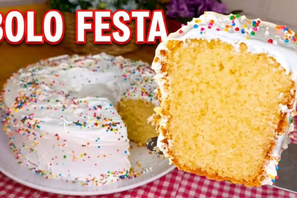 Bolo de festa tradicional dos anos oitenta, com aquele glacê