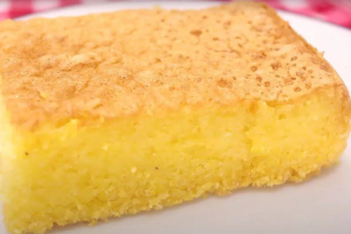 Bolo de flocão cremoso para saborear com uma xícara de café