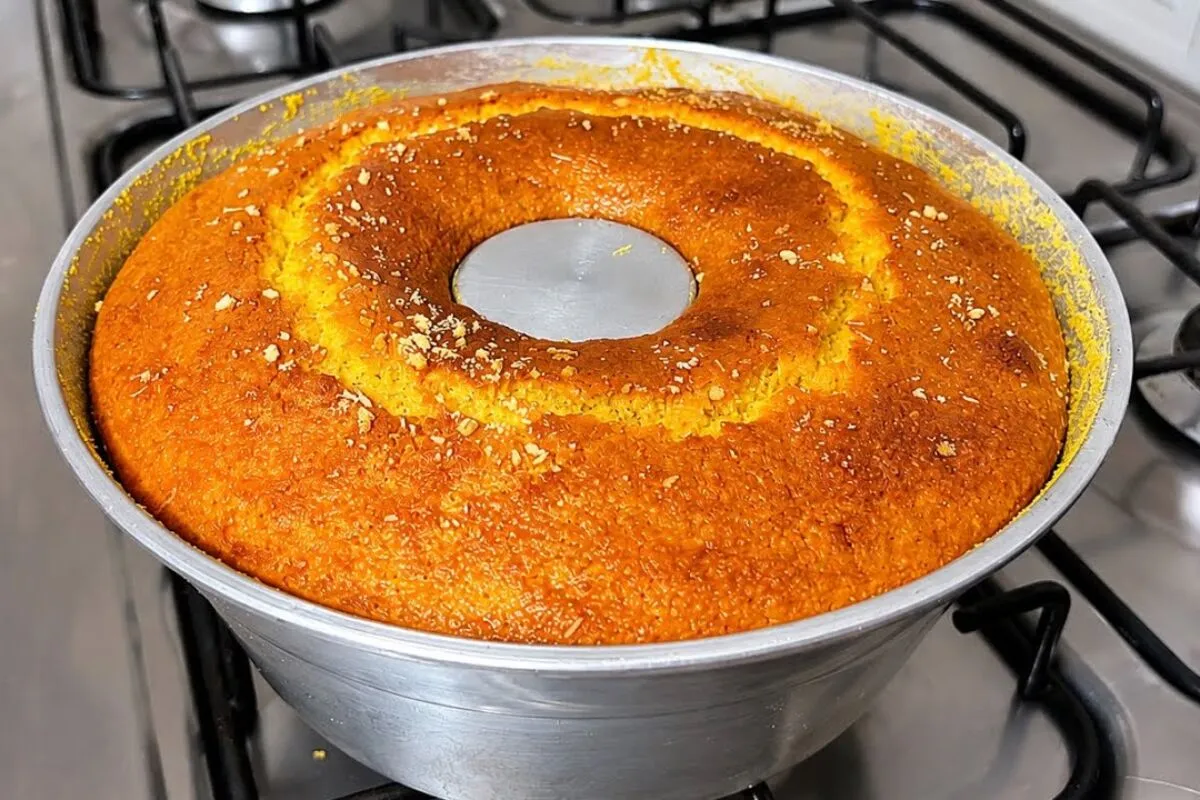 Bolo de flocão de milho incrivelmente fofinho e molhadinho,