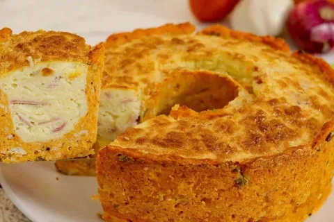 Bolo de frango com queijo para o lanche ou jantar: prático e