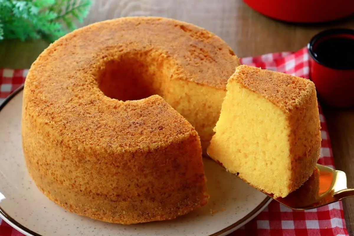 Bolo de fubá bem fofo, aerado e saboroso, uma receita de vó