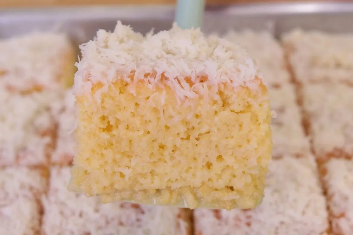 Bolo de fubá com coco fofinho e molhadinho, perfeito para o