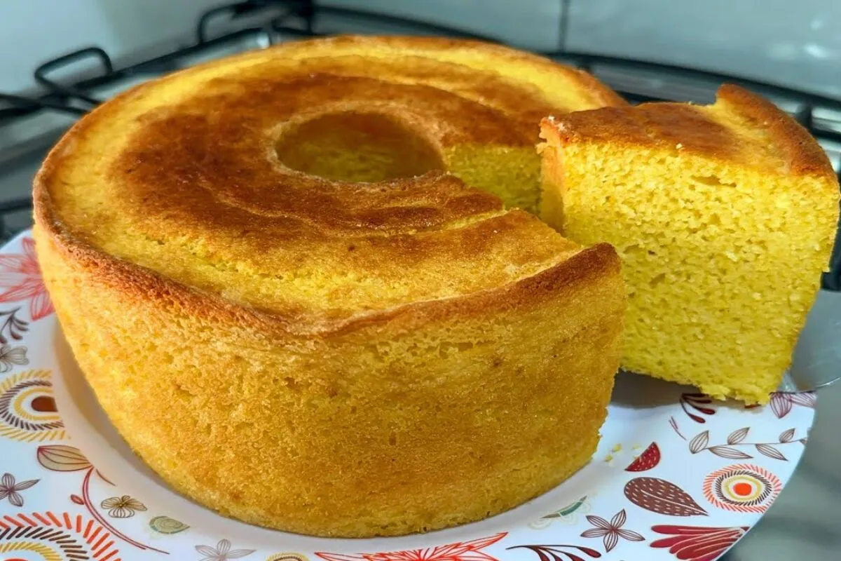 Bolo de fubá com creme de leite: a receita que deixa o bolo
