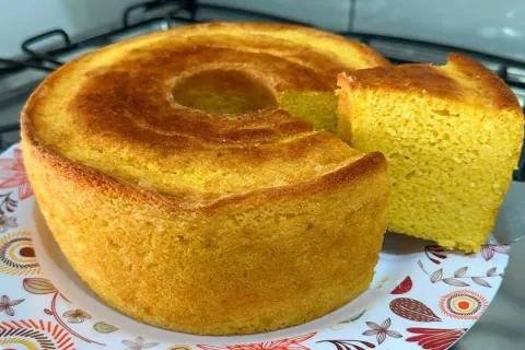 Bolo de fubá com creme de leite: a receita que deixa o bolo 