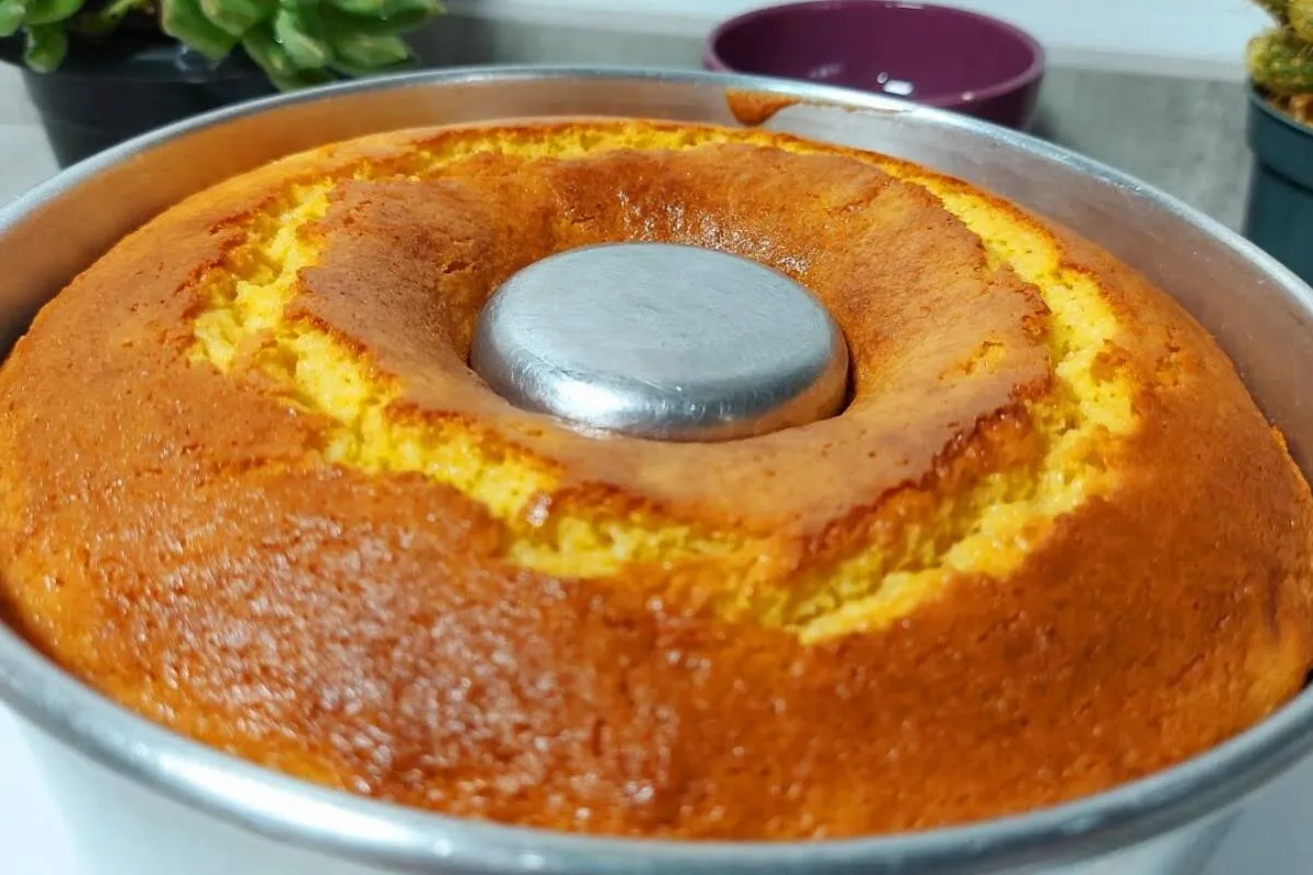 Bolo de fubá com creme de leite da roça é só preparar o café
