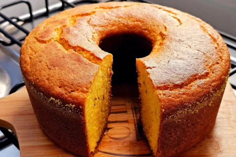 Bolo de fubá com creme de leite sem trigo para um café da ta