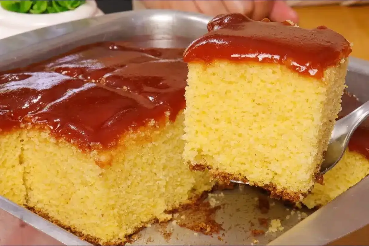 Bolo de fubá com goiabada na cobertura e não leva farinha de