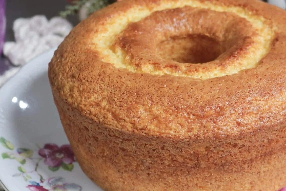 Bolo de fubá com iogurte feito no liquidificador de um jeito