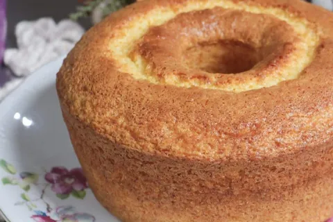 Bolo de fubá com iogurte feito no liquidificador de um jeito